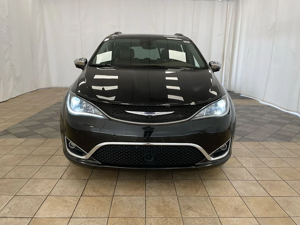 Used 2019 Brilliant Black Crystal Pearl Coat Chrysler Limited image 31