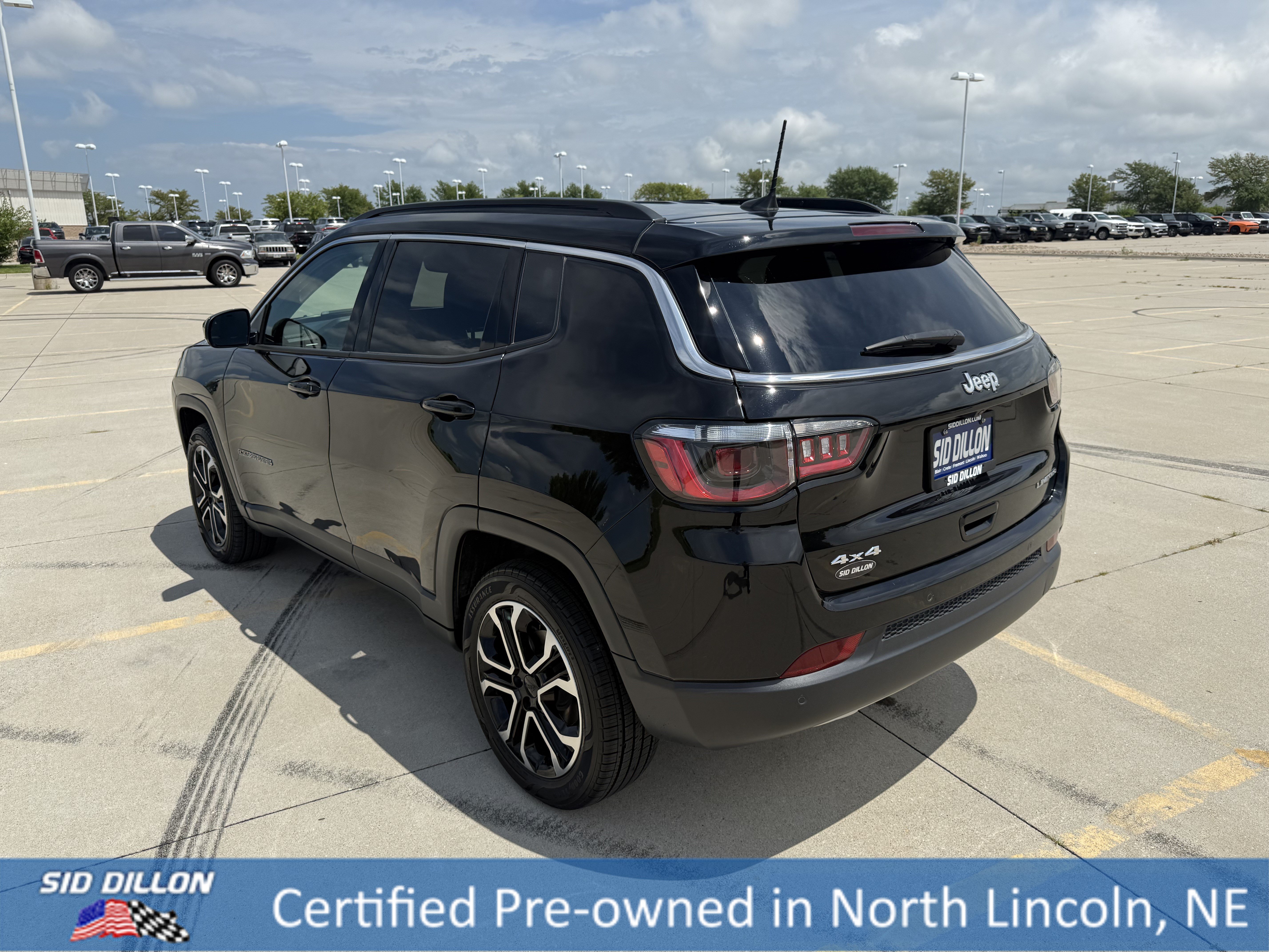 Used 2023 Diamond Black Crystal Pearlcoat Jeep Limited image 7
