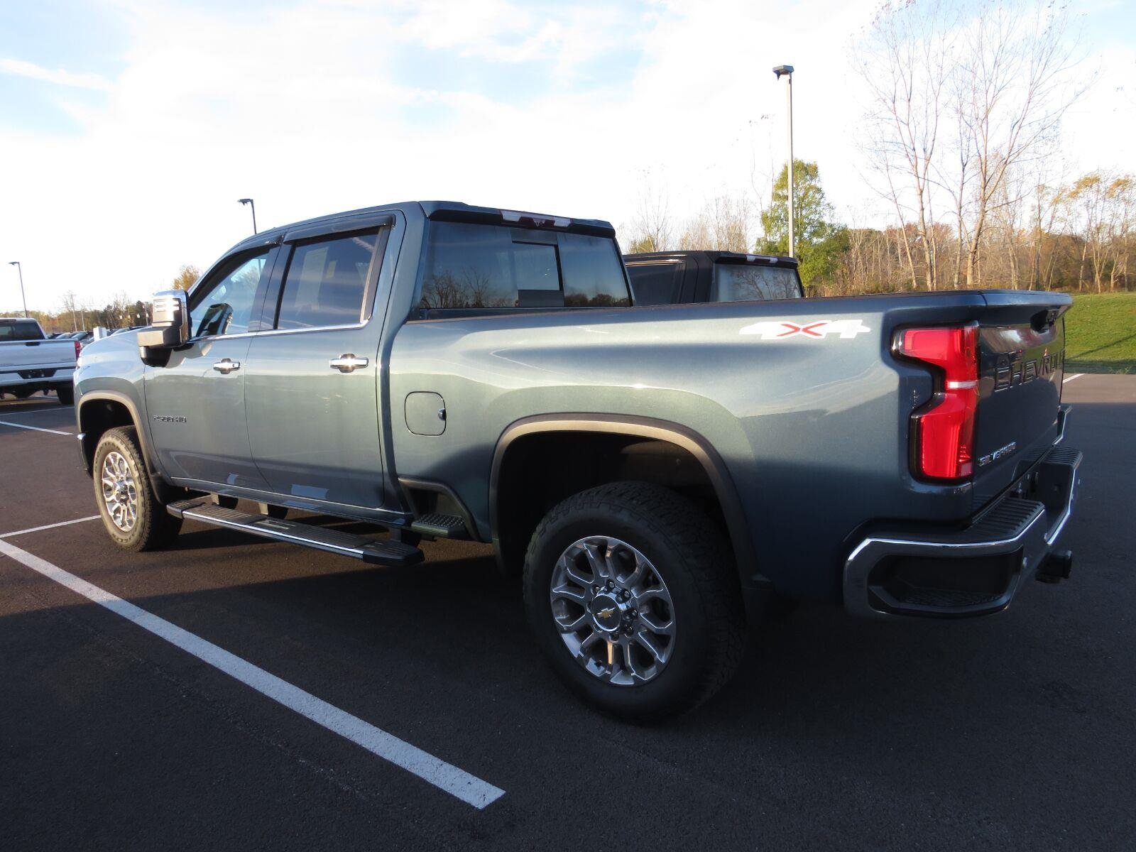 Used 2024  CHEVROLET TRUCK  image 9