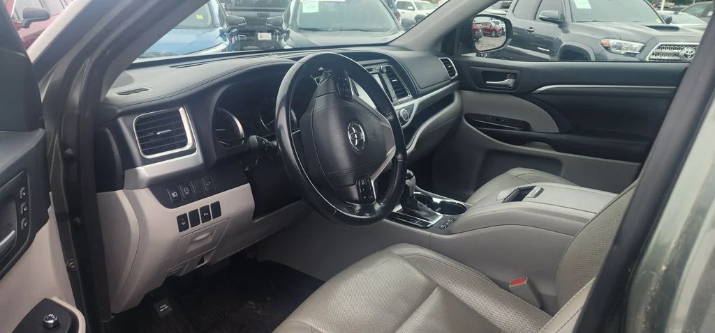 Used 2018  Toyota  image 3