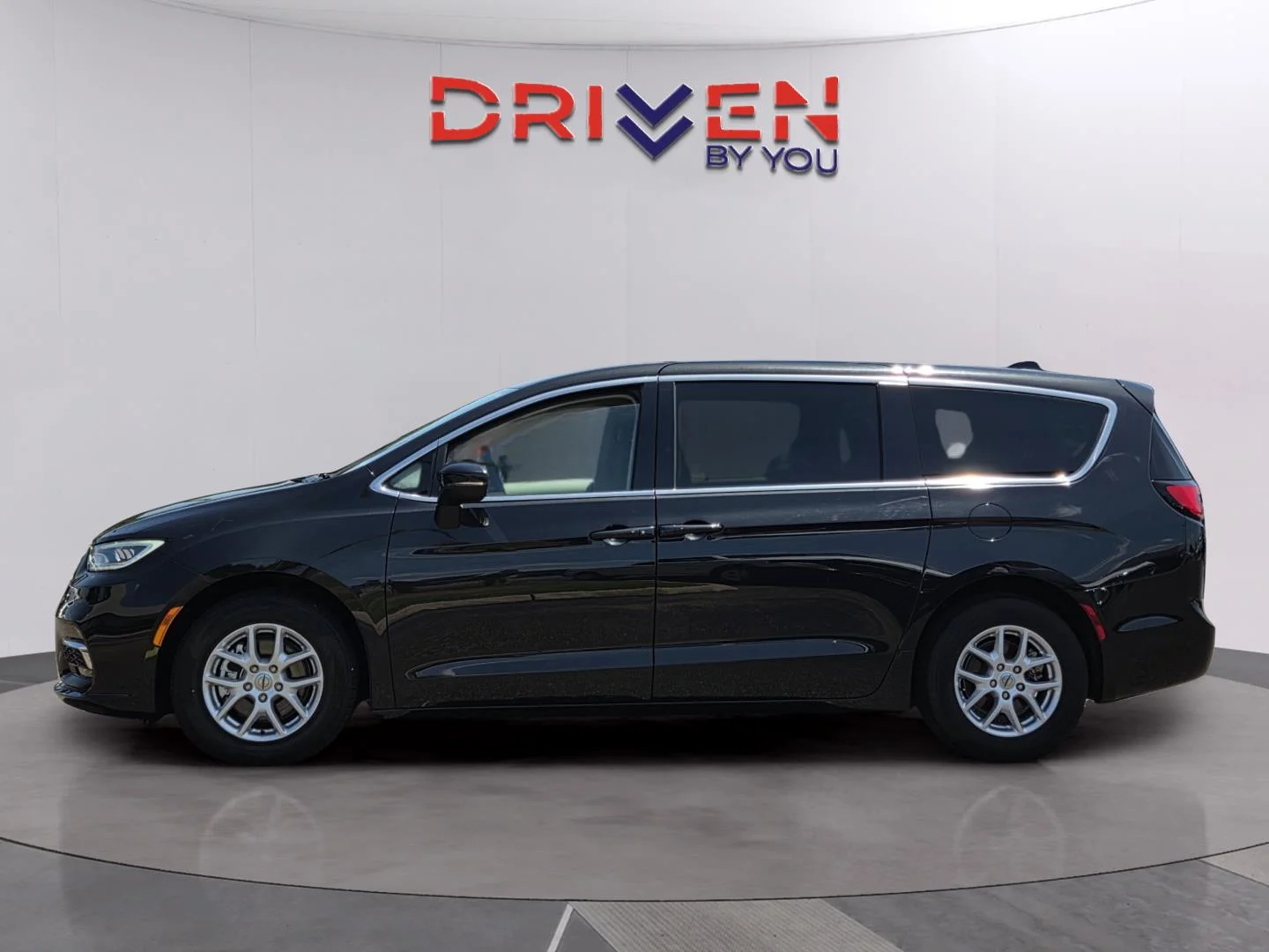 Used 2023 Brilliant Black Crystal Pearlcoat Chrysler Touring L image 2
