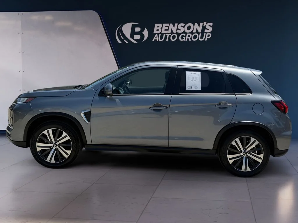 Used 2025  Mitsubishi 2.0 ES image 2