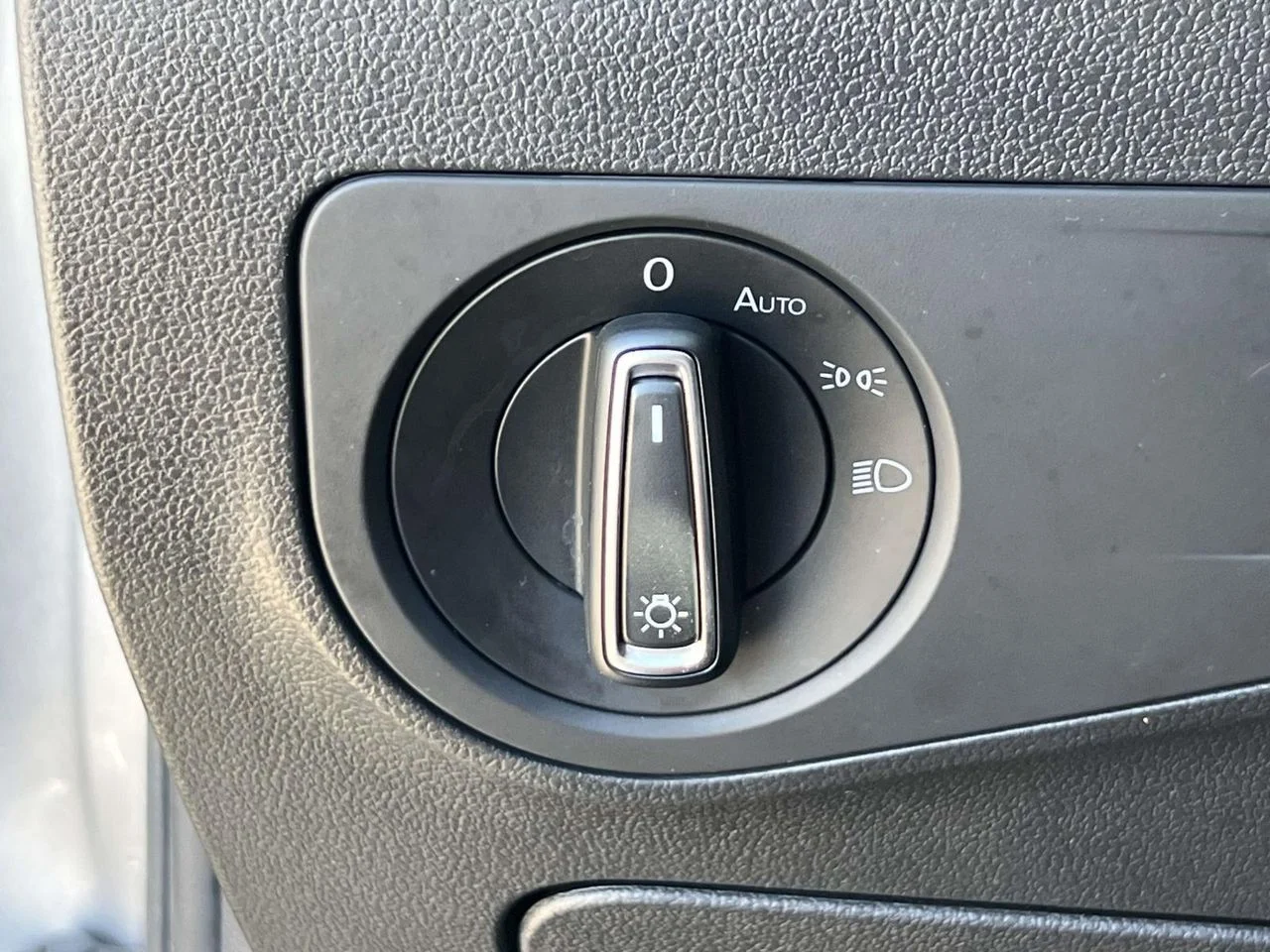 Used 2019 Platinum Gray Metallic Volkswagen 2.0T SE image 35
