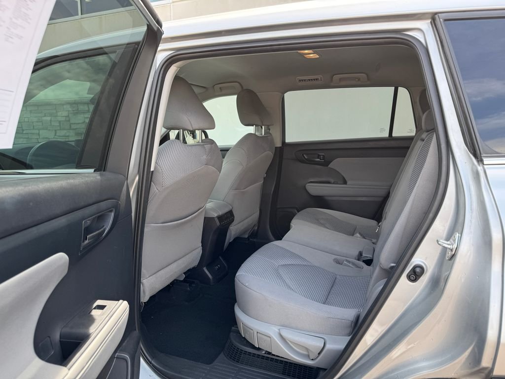 2021 Toyota Highlander LE - Photo 19