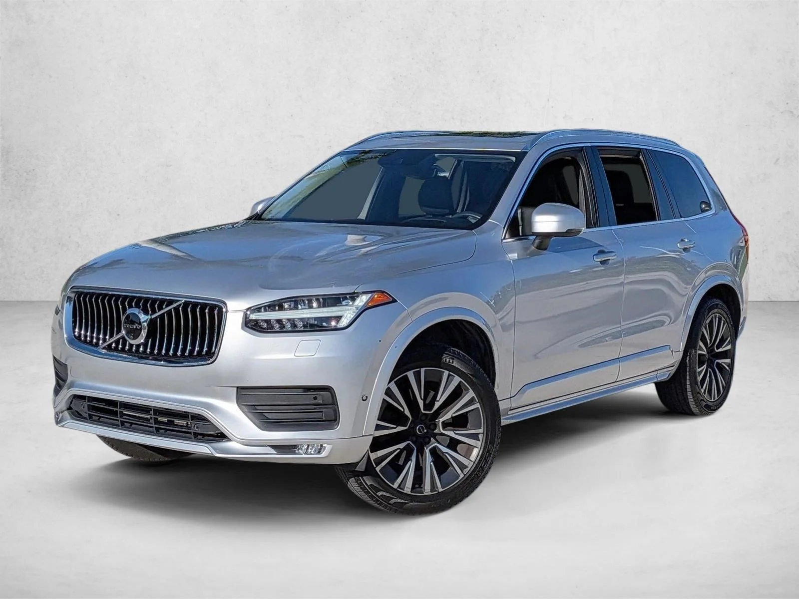 Used 2020 Bright Silver Metallic Volvo Momentum image 1
