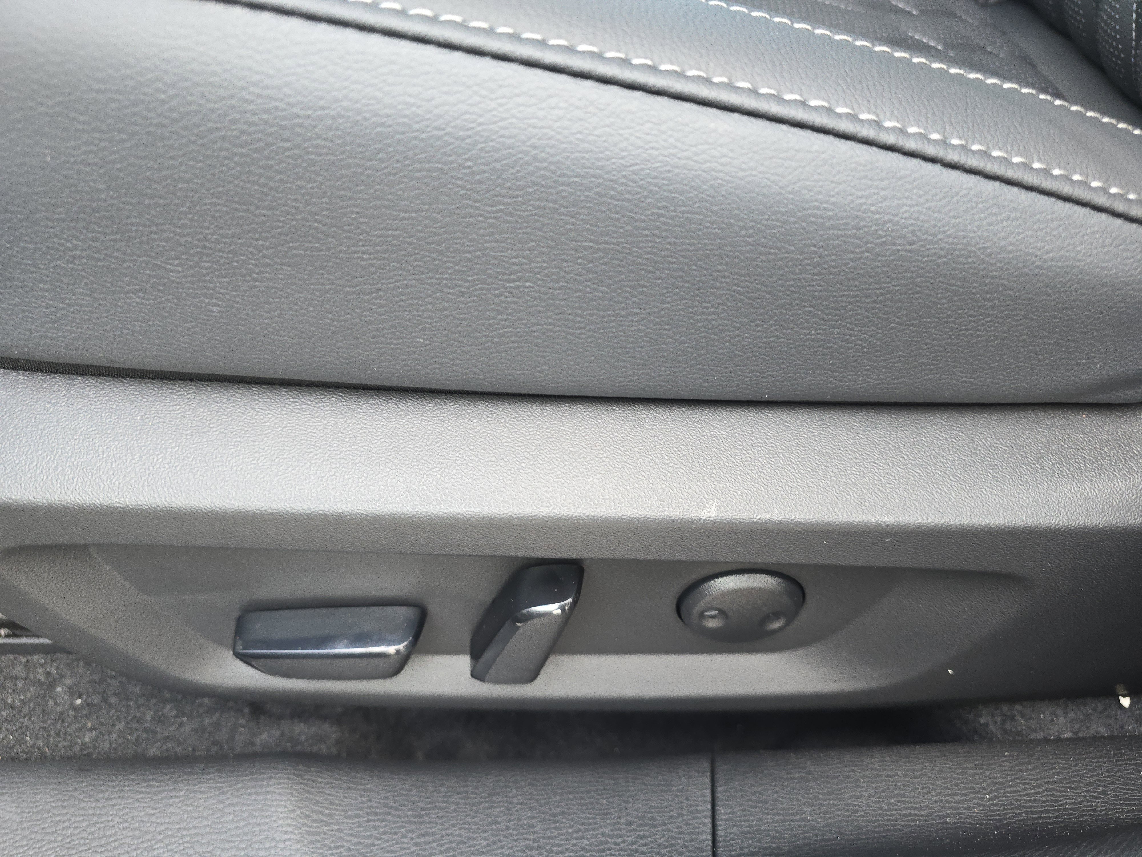 New 2025 Graphite Gray Mitsubishi SEL image 8
