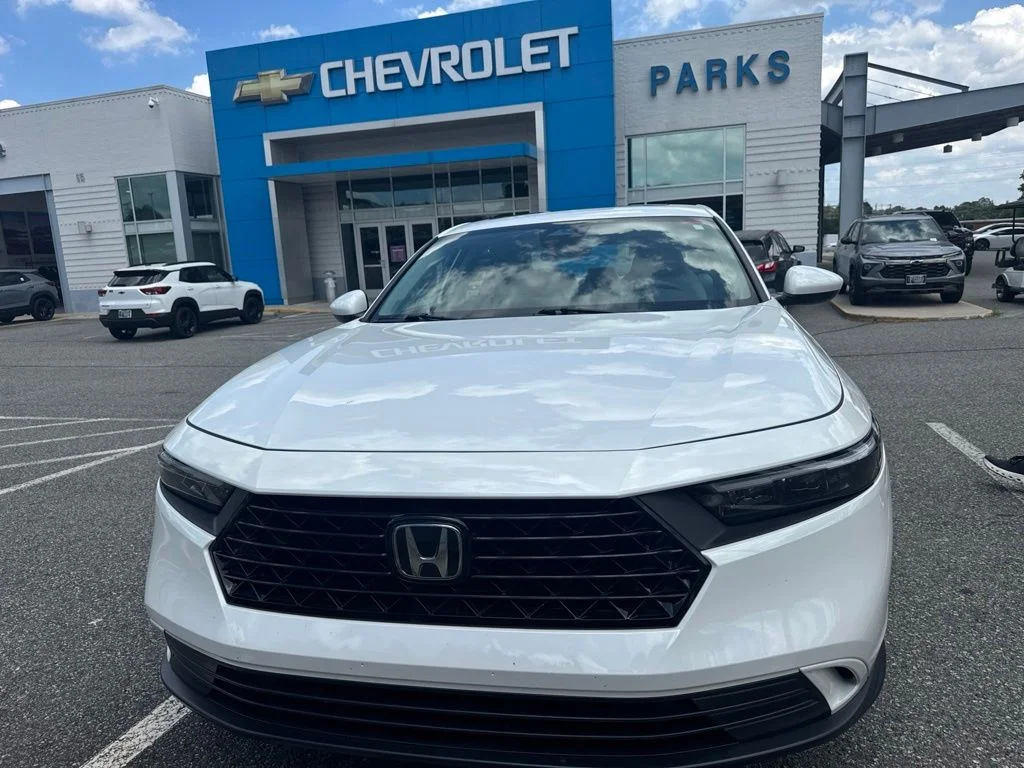 Used 2023 White Honda EX image 7