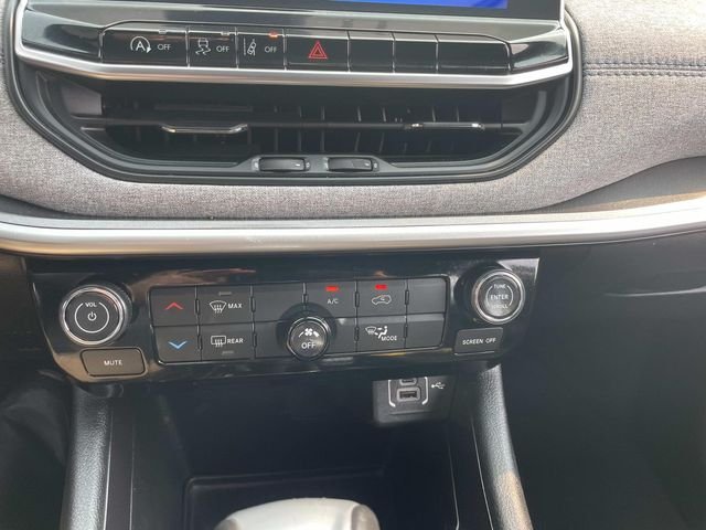 Certified Used 2024 Hydro Blue Pearlcoat Jeep Latitude image 30