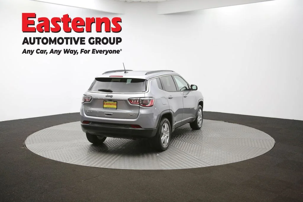 Used 2022 Silver Jeep Latitude image 36
