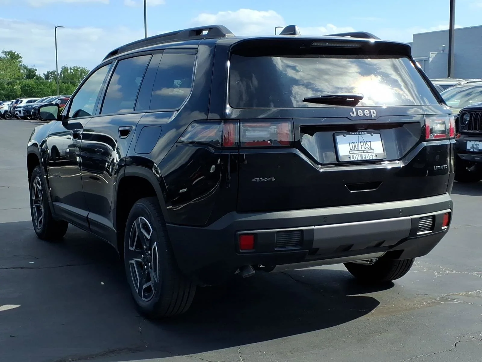 New 2026 Diamond Black Crystal Pearl-Coat Exterior Paint Jeep Limited image 4