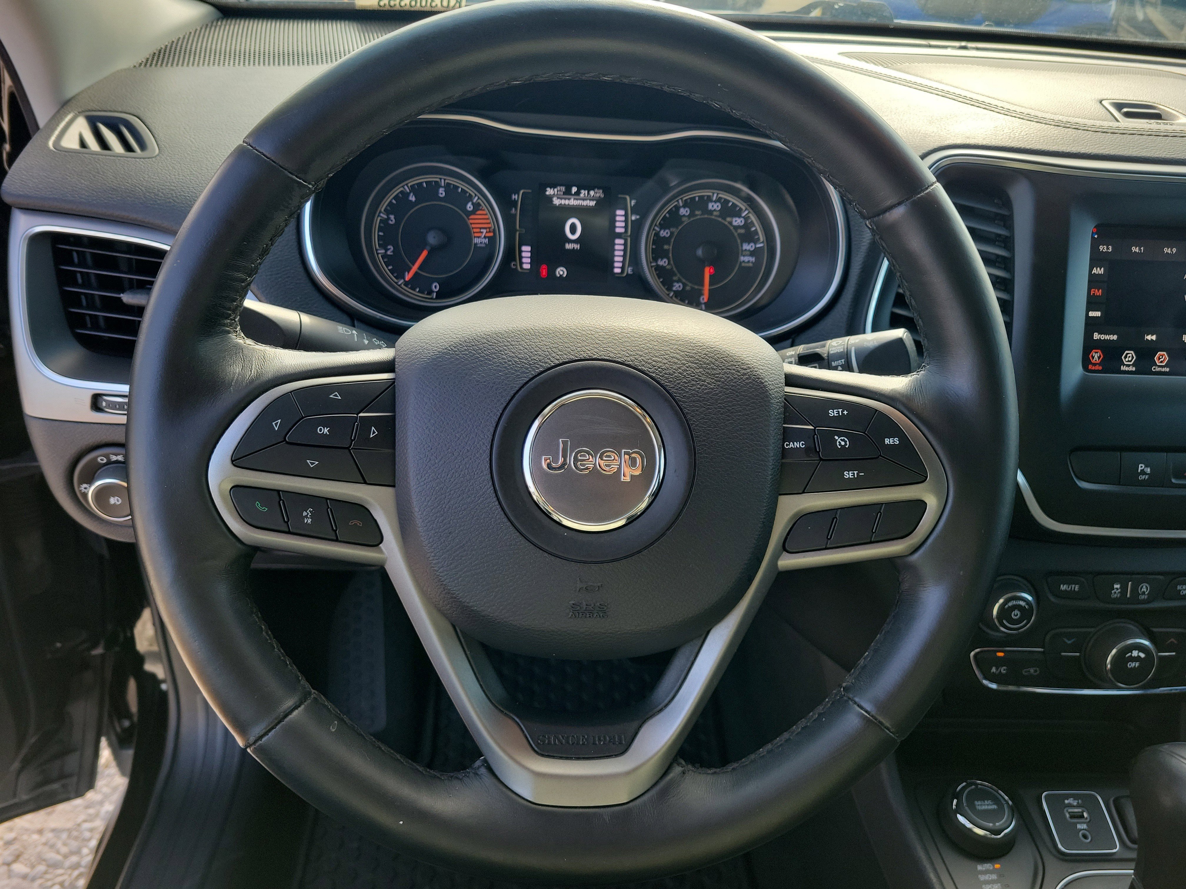 Used 2019 Diamond Black Crystal Pearlcoat Jeep Latitude Plus image 23