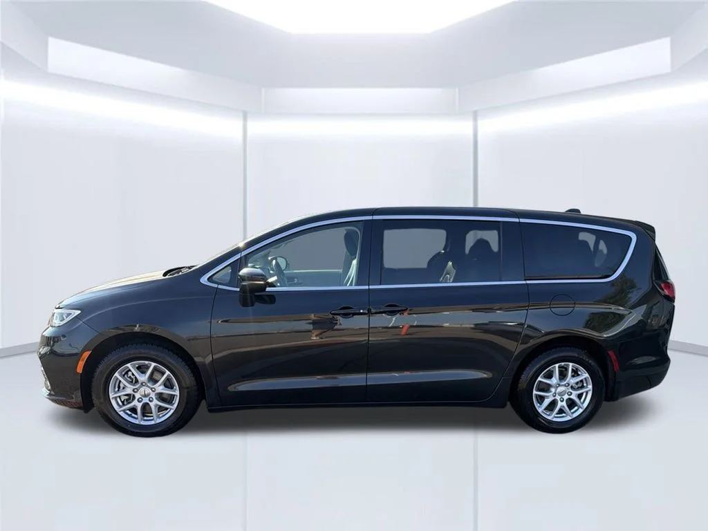Used 2023 Black Chrysler Touring L image 3