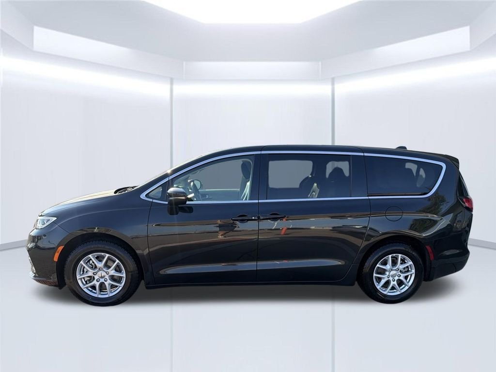 Used 2023 Black Chrysler Touring L image 3