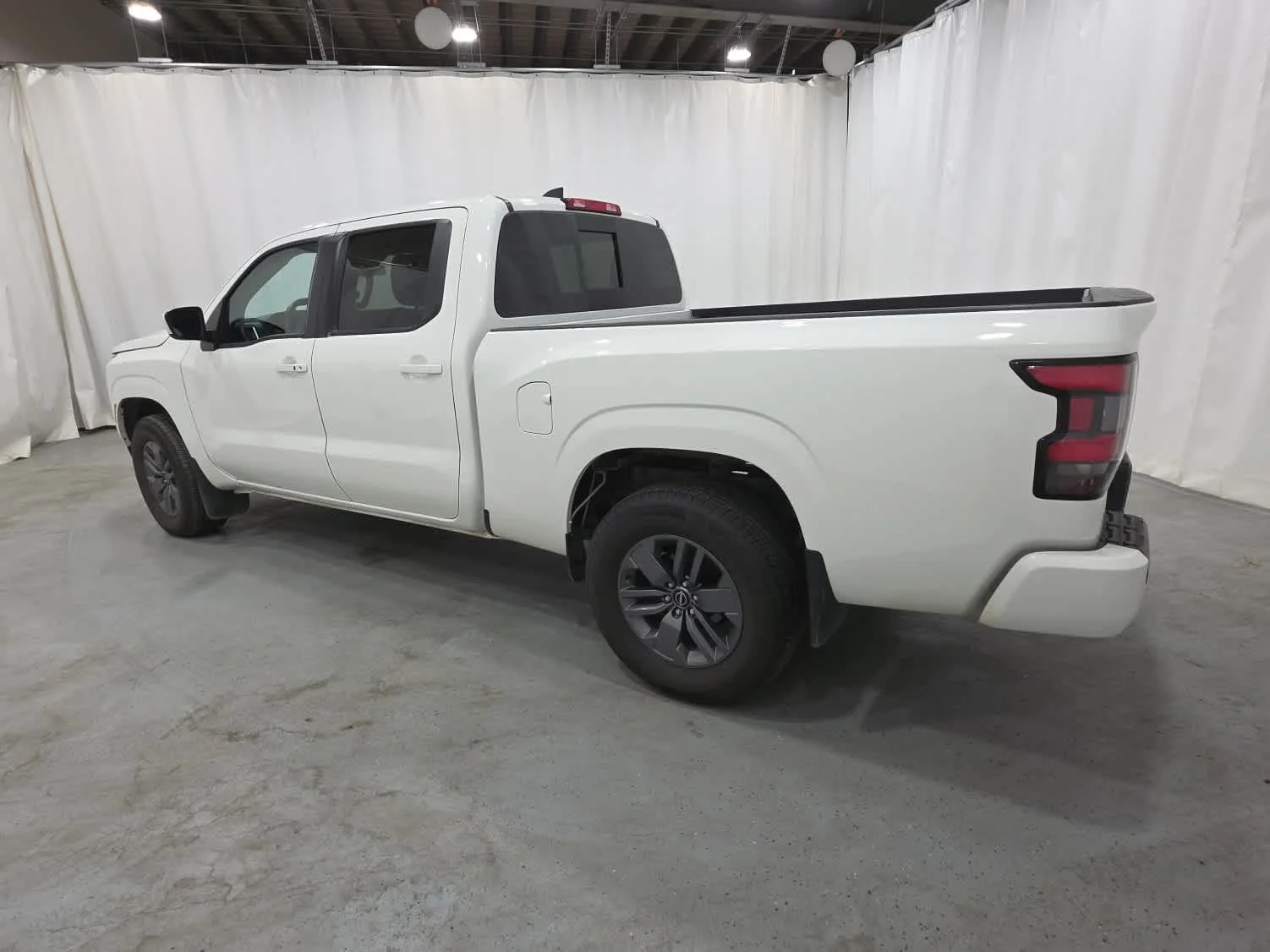 Used 2025 Whi/white Nissan SV image 4