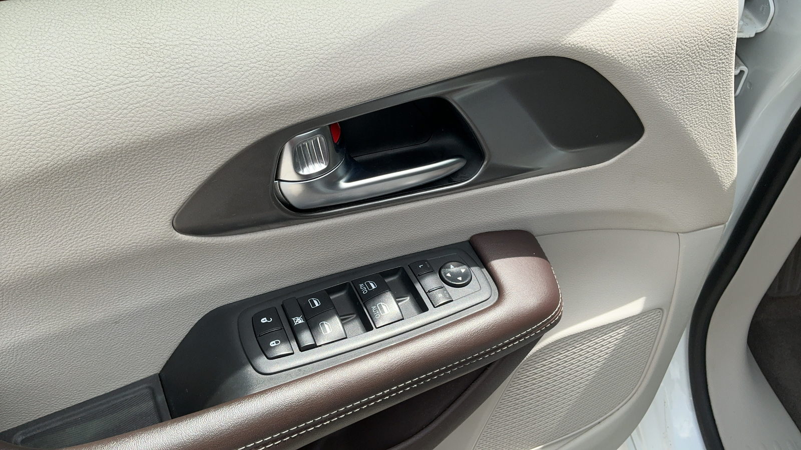 Used 2019 White Chrysler LX image 23