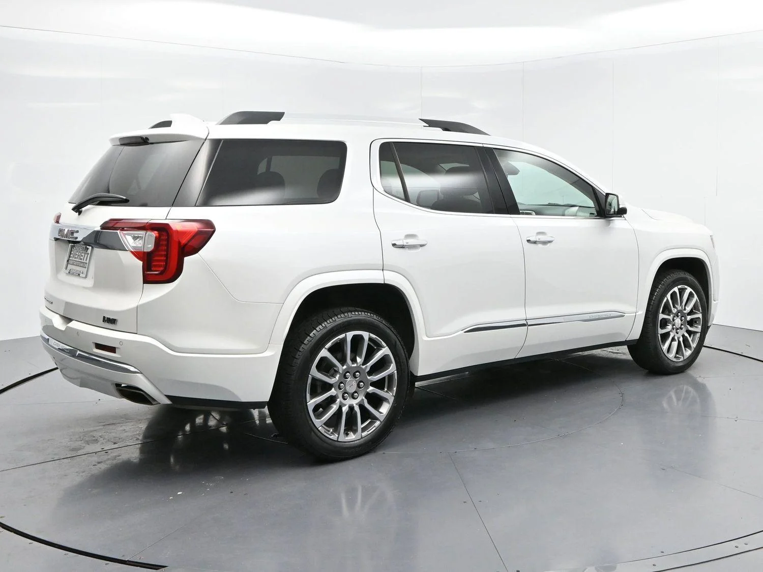 Used 2023 White Frost Tricoat GMC Denali image 7
