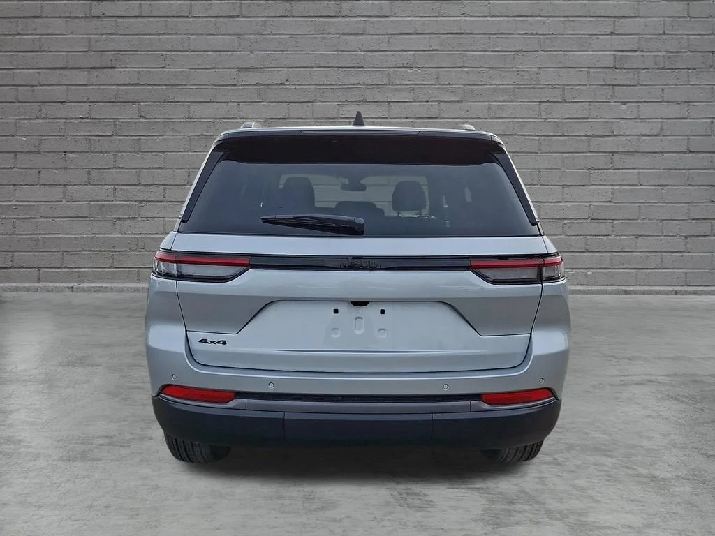 New 2026 Silver Zynith Jeep Laredo Altitude image 7