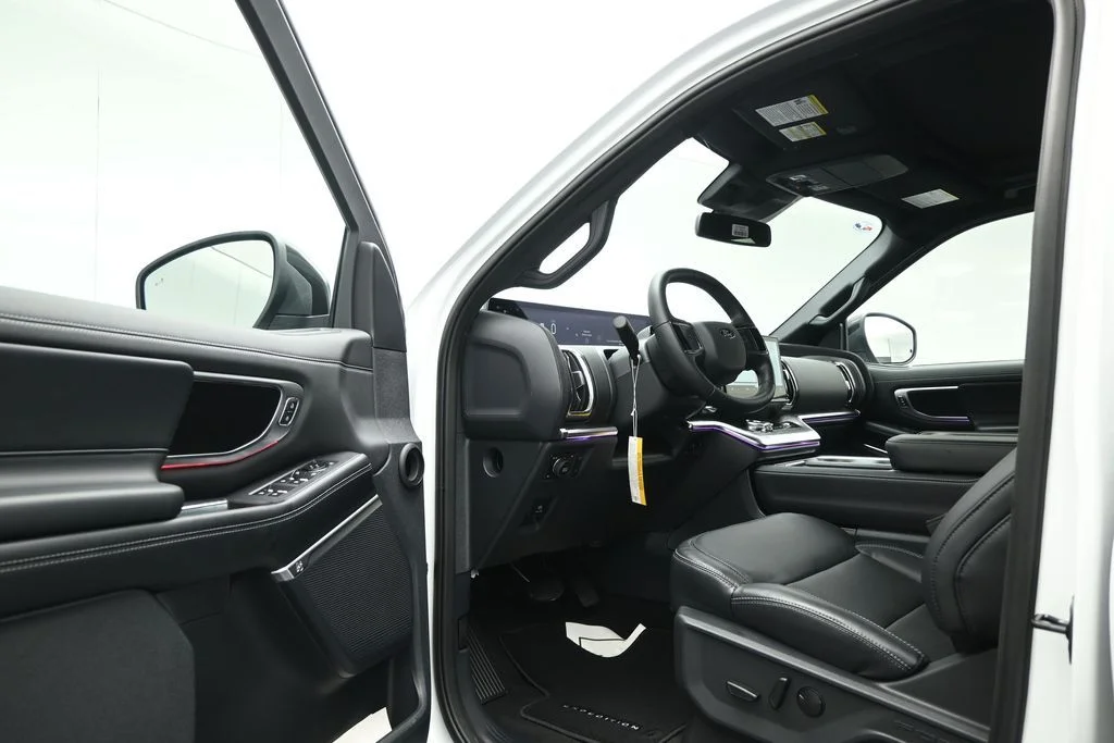 New 2026 Oxford White Ford Platinum image 6