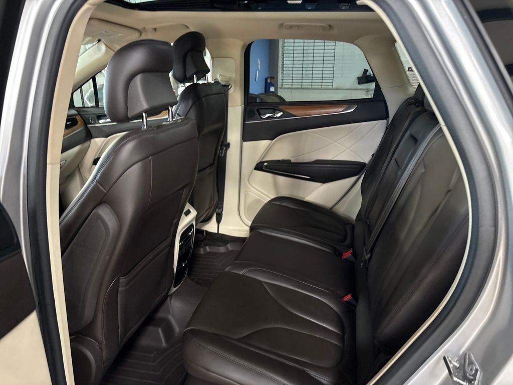 Used 2015 Silver Lincoln Base image 27