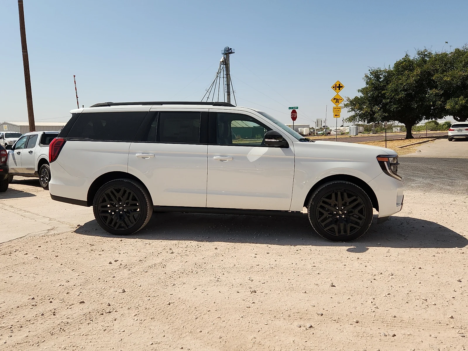 New 2027 Star White Metallic Tri-Coat Ford Platinum image 8