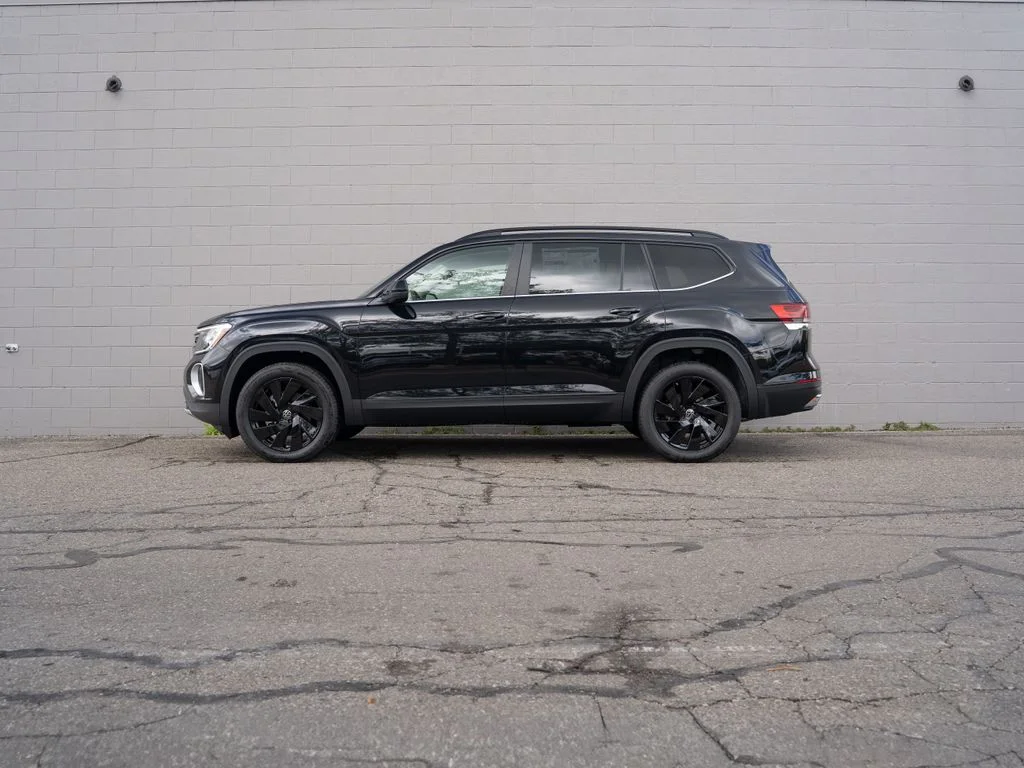 New 2026 Black Volkswagen 2.0T SE w/Technology image 3