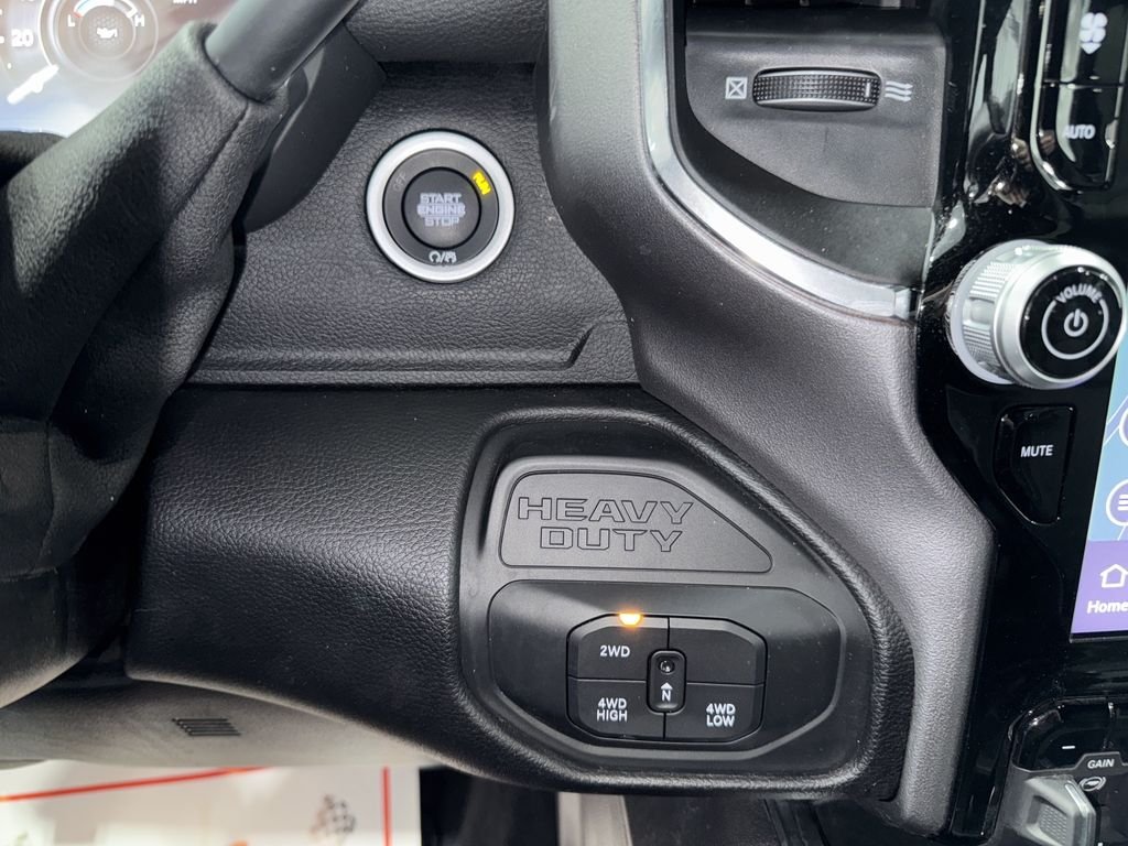 New 2025 Diamond Black Crystal Pearl-Coat Exterior Paint RAM Laramie image 28