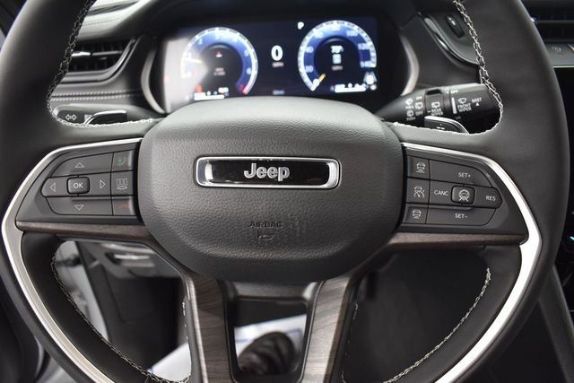 New 2026 Silver Zynith Exterior Paint Jeep Limited Reserve image 10