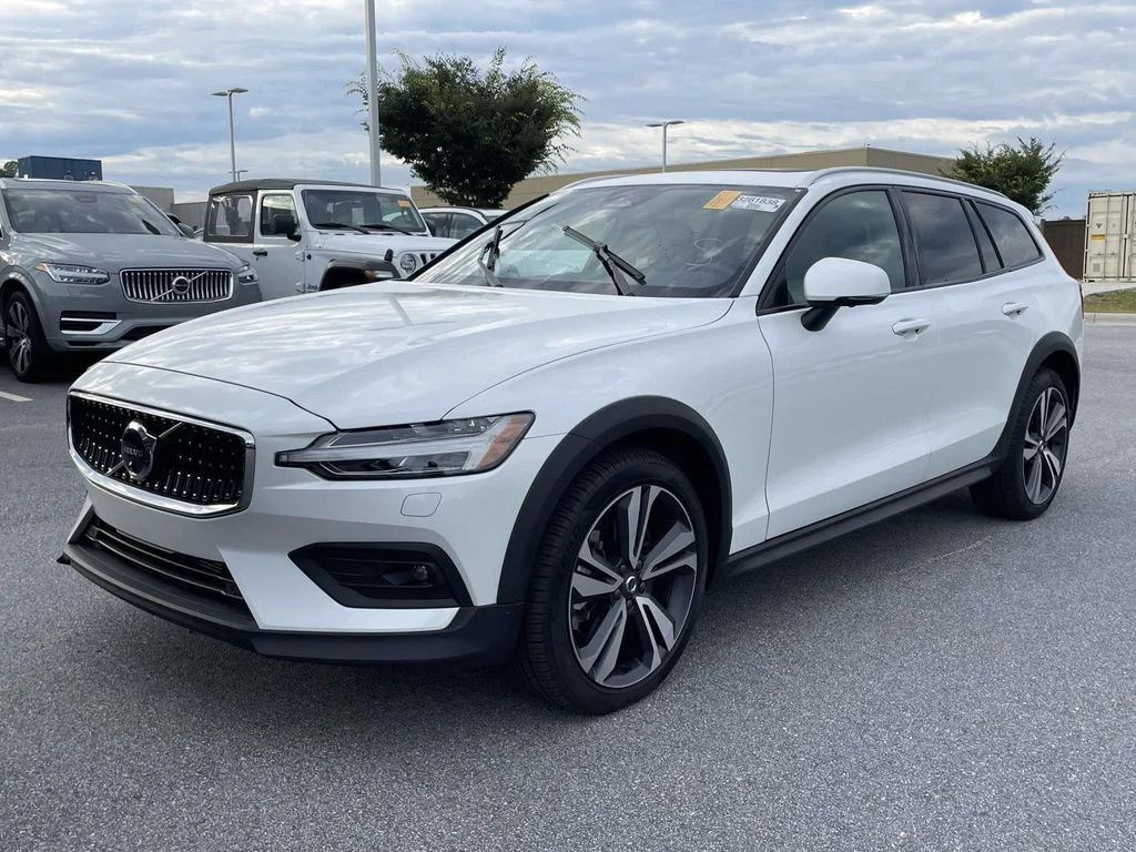 Used 2025 crystal white Volvo Plus image 2
