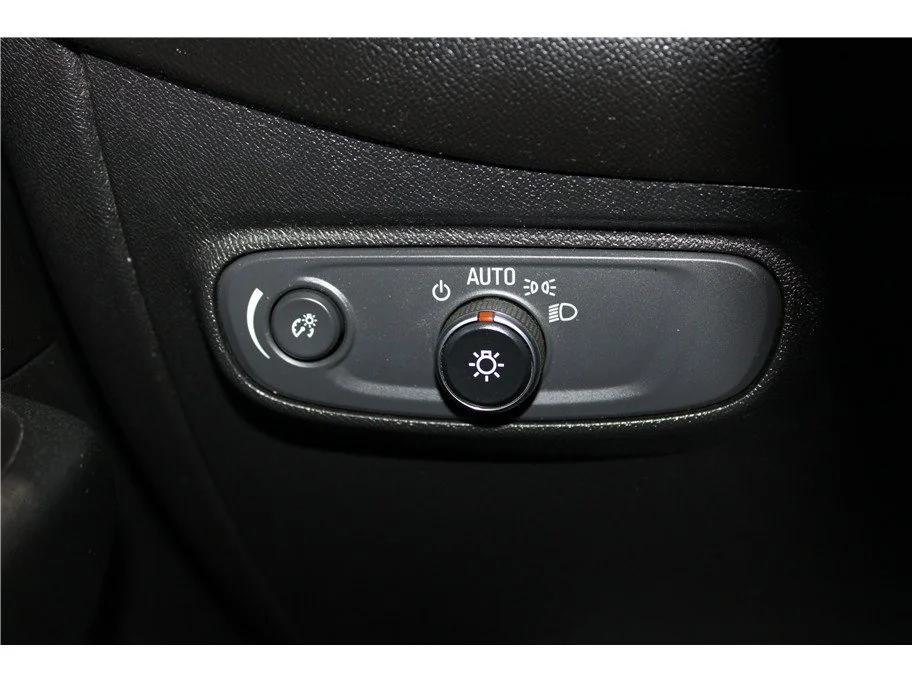 Used 2018 Summit White Chevrolet LT image 28