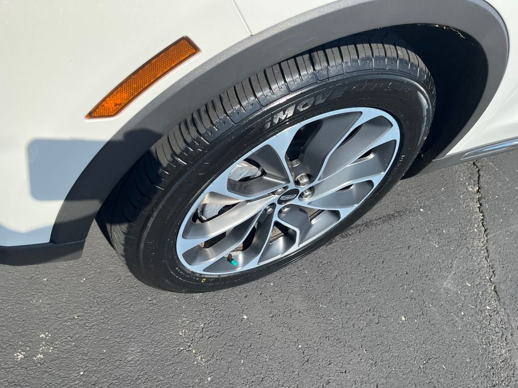 Used 2023 White Lincoln Reserve image 9