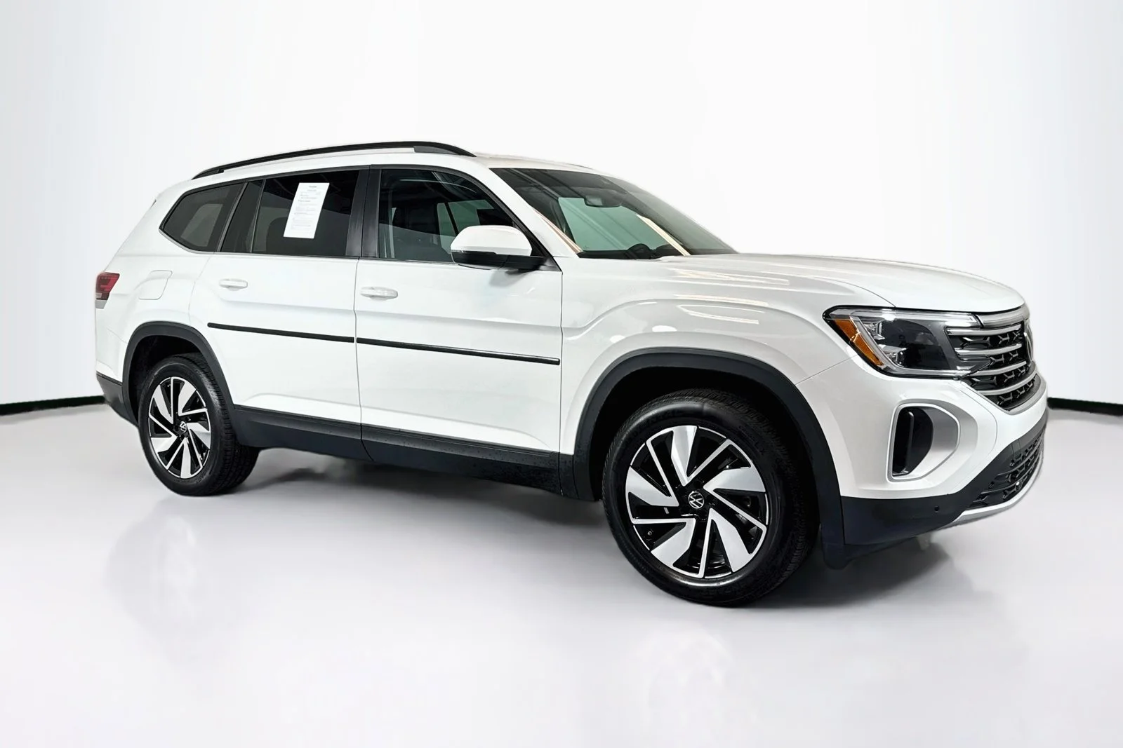 Used 2025 Pure White Volkswagen 2.0T SE w/Technology image 3