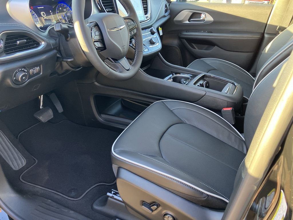 2026 Chrysler Pacifica Limited - Photo 13