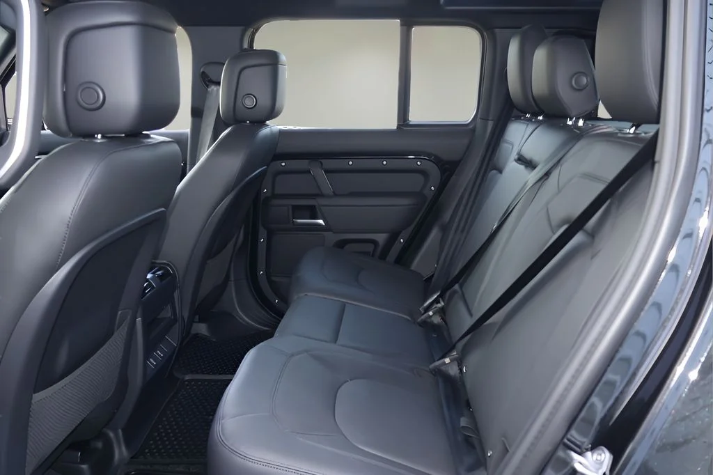 New 2026 Santorini Black Land Rover X-Dynamic SE image 13