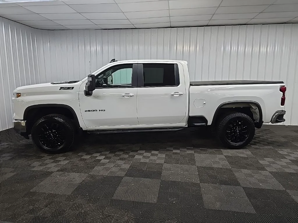 Used 2025 White Chevrolet LT image 5