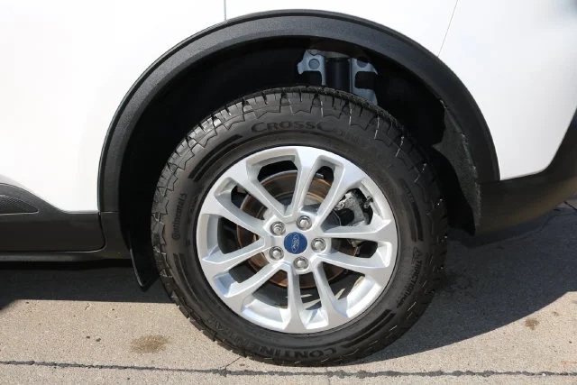 Used 2022 White Metallic Ford SE image 50
