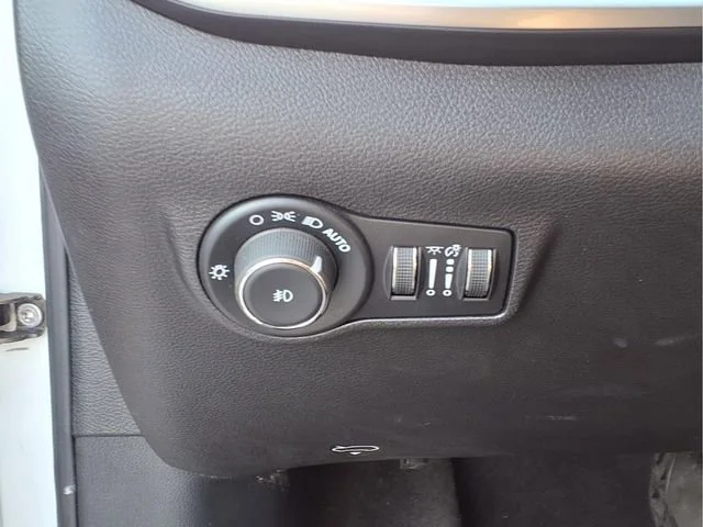 Used 2024  Jeep Latitude image 13