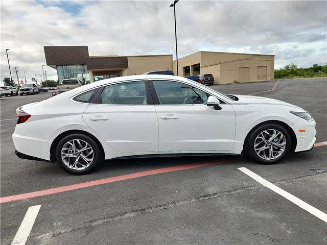 Used 2023 White Hyundai SEL image 5