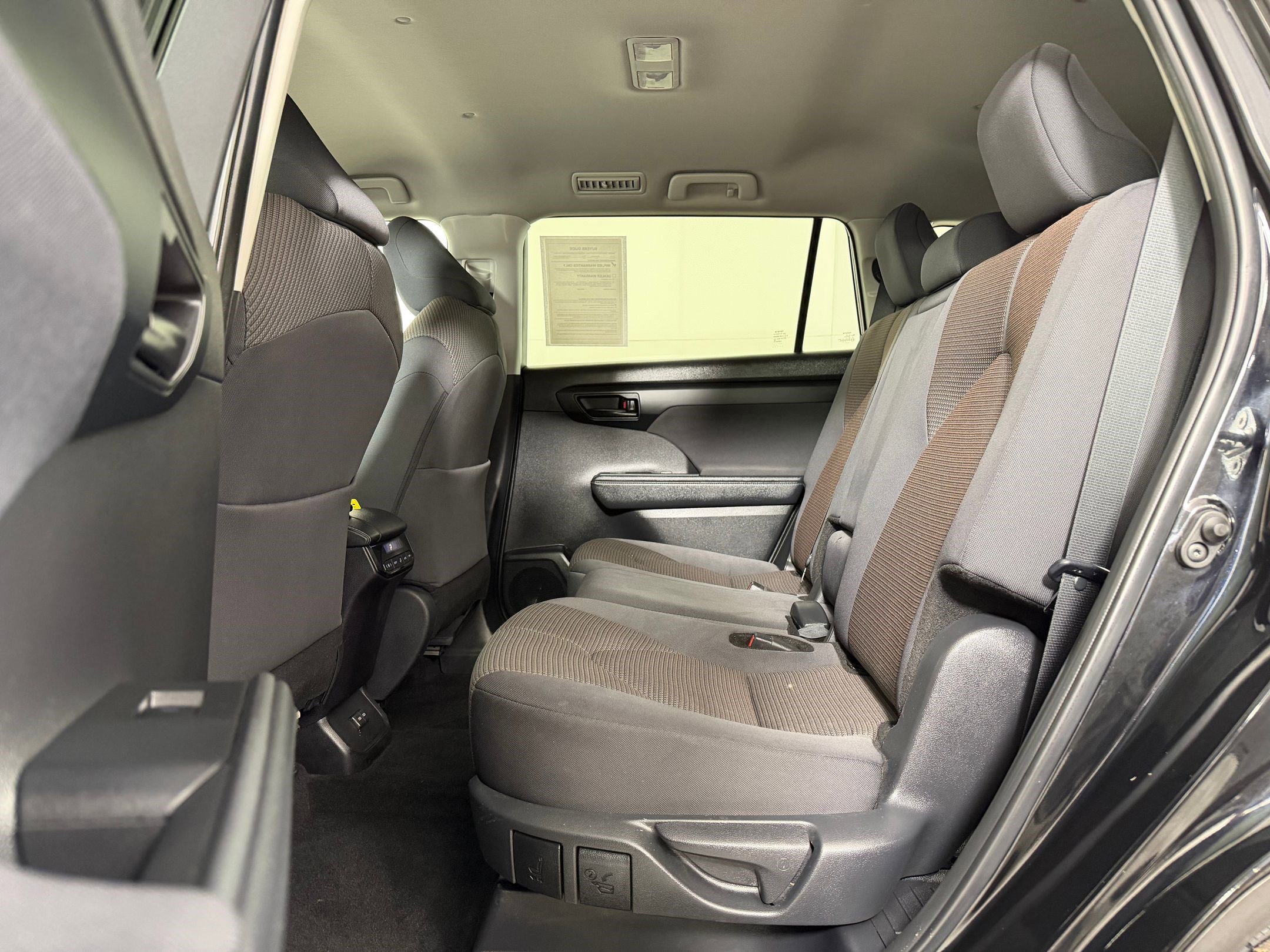 2024 Toyota Highlander LE - Photo 12