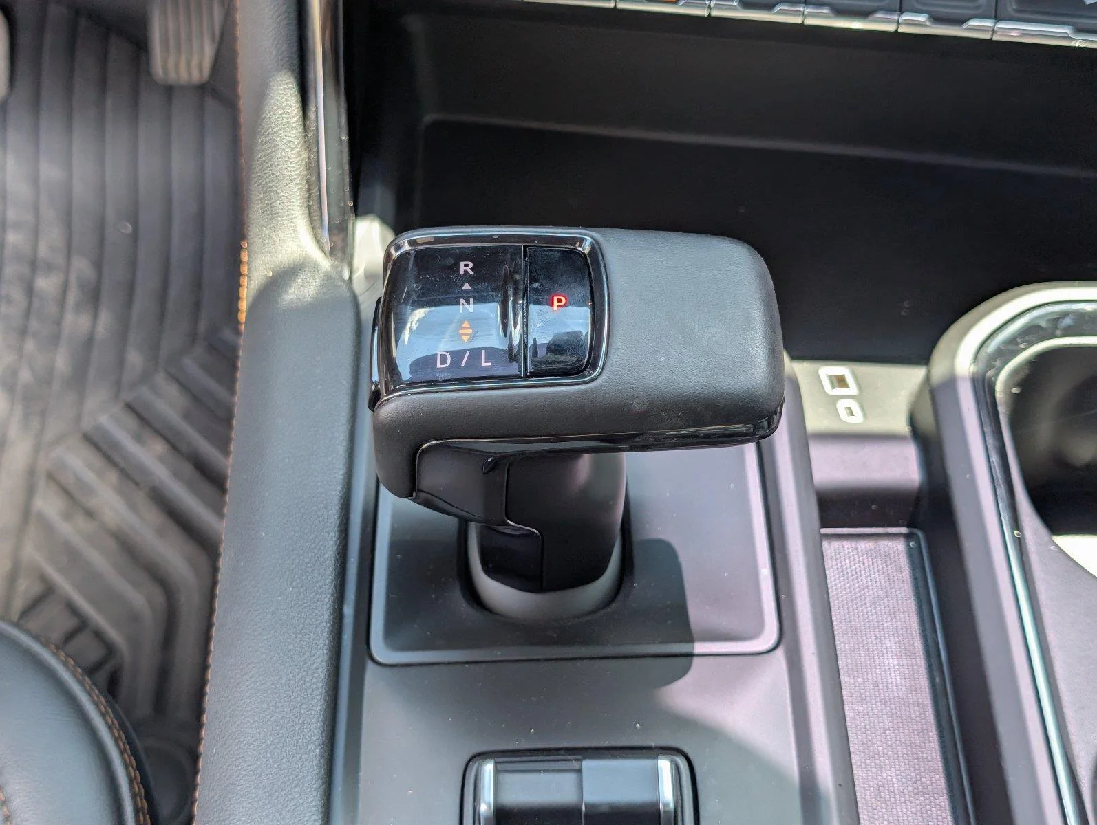 Used 2024 Summit White GMC AT4 image 27