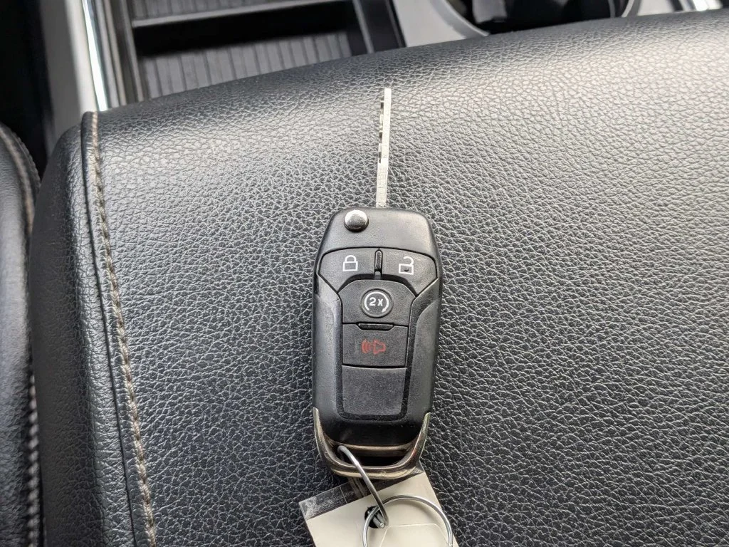 Used 2022 Oxford White Ford Lariat image 31