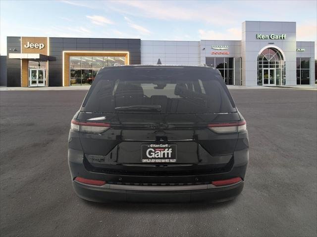 New 2026 Diamond Black Crystal Pearl-Coat Exterior Paint Jeep Limited image 5