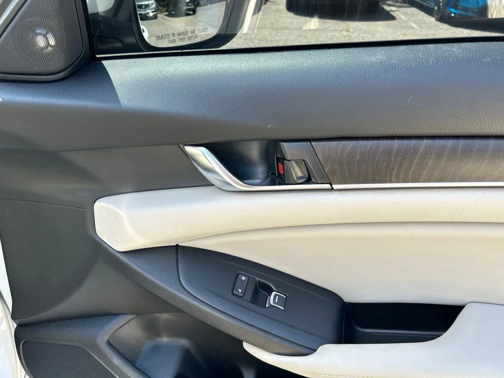 Used 2018 White Honda EX-L image 23