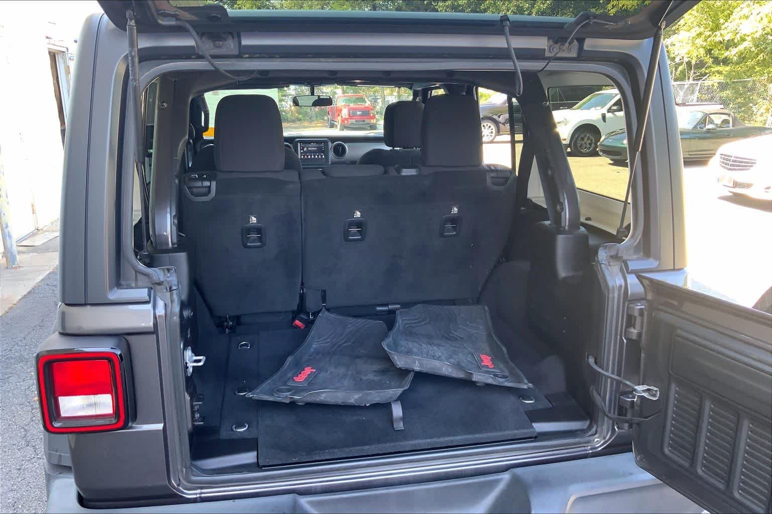 Used 2018 Granite Crystal Metallic Clearcoat Jeep Sport S image 32