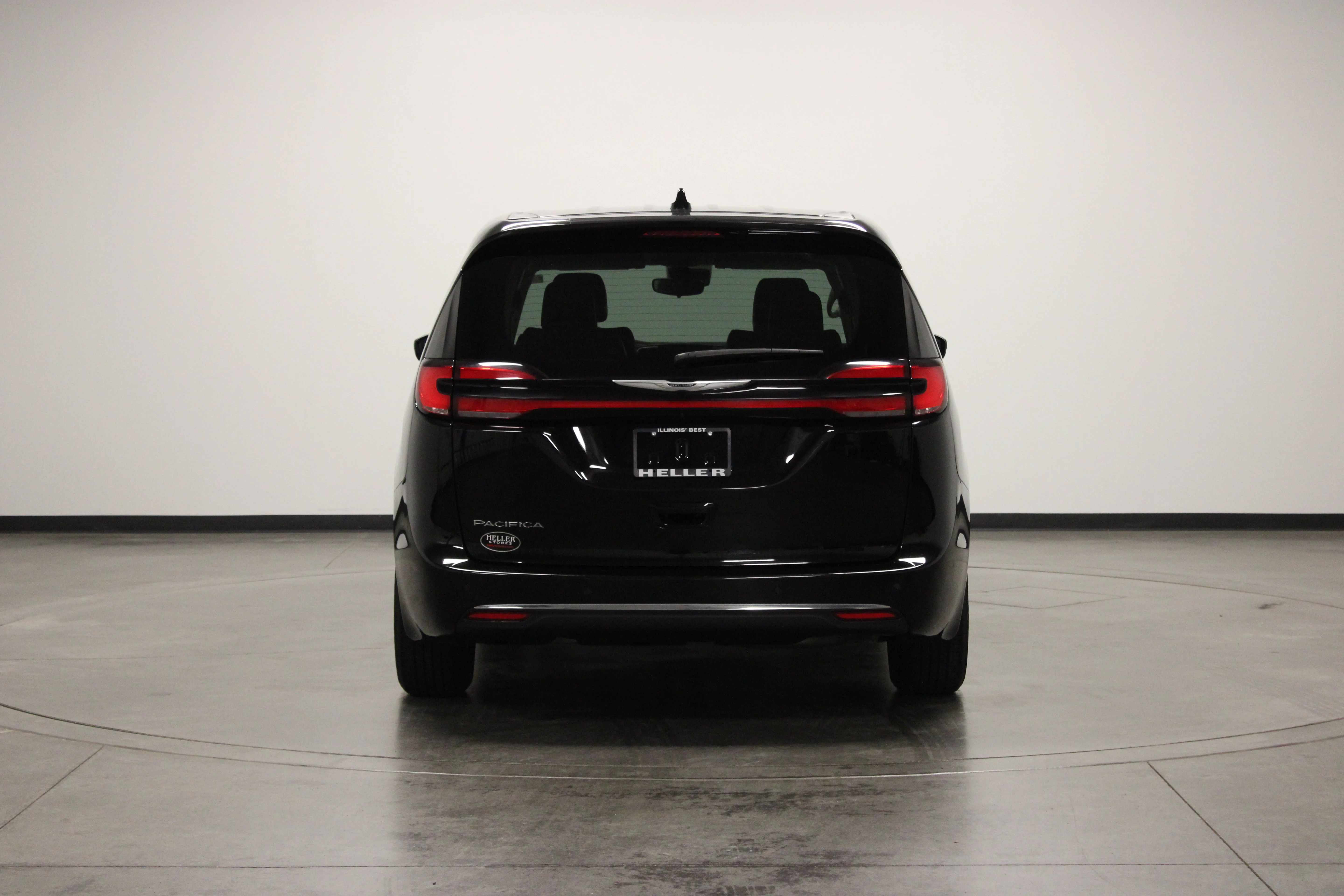 Used 2024 Diamond Black Crystal Pearlcoat Chrysler Touring L image 7