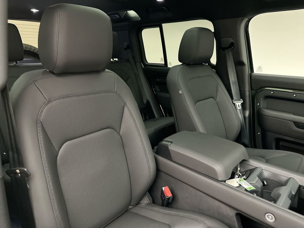 New 2026 Woolstone Green Land Rover X-Dynamic SE image 6