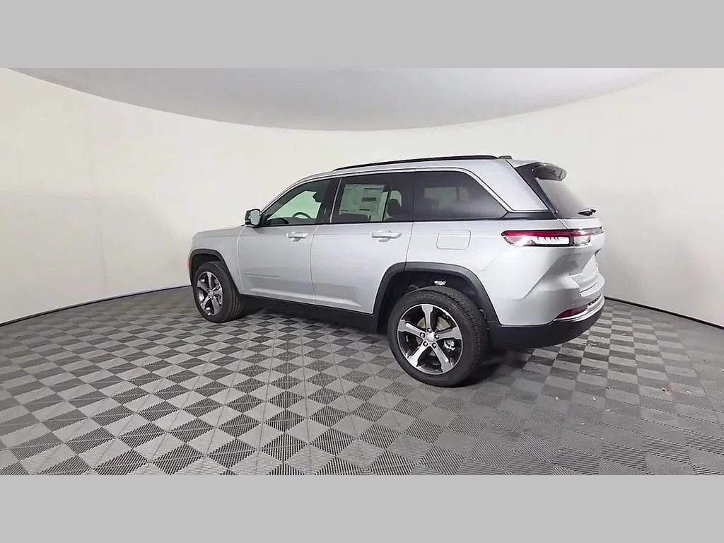 New 2026 Silver Zynith Exterior Paint Jeep Limited image 31