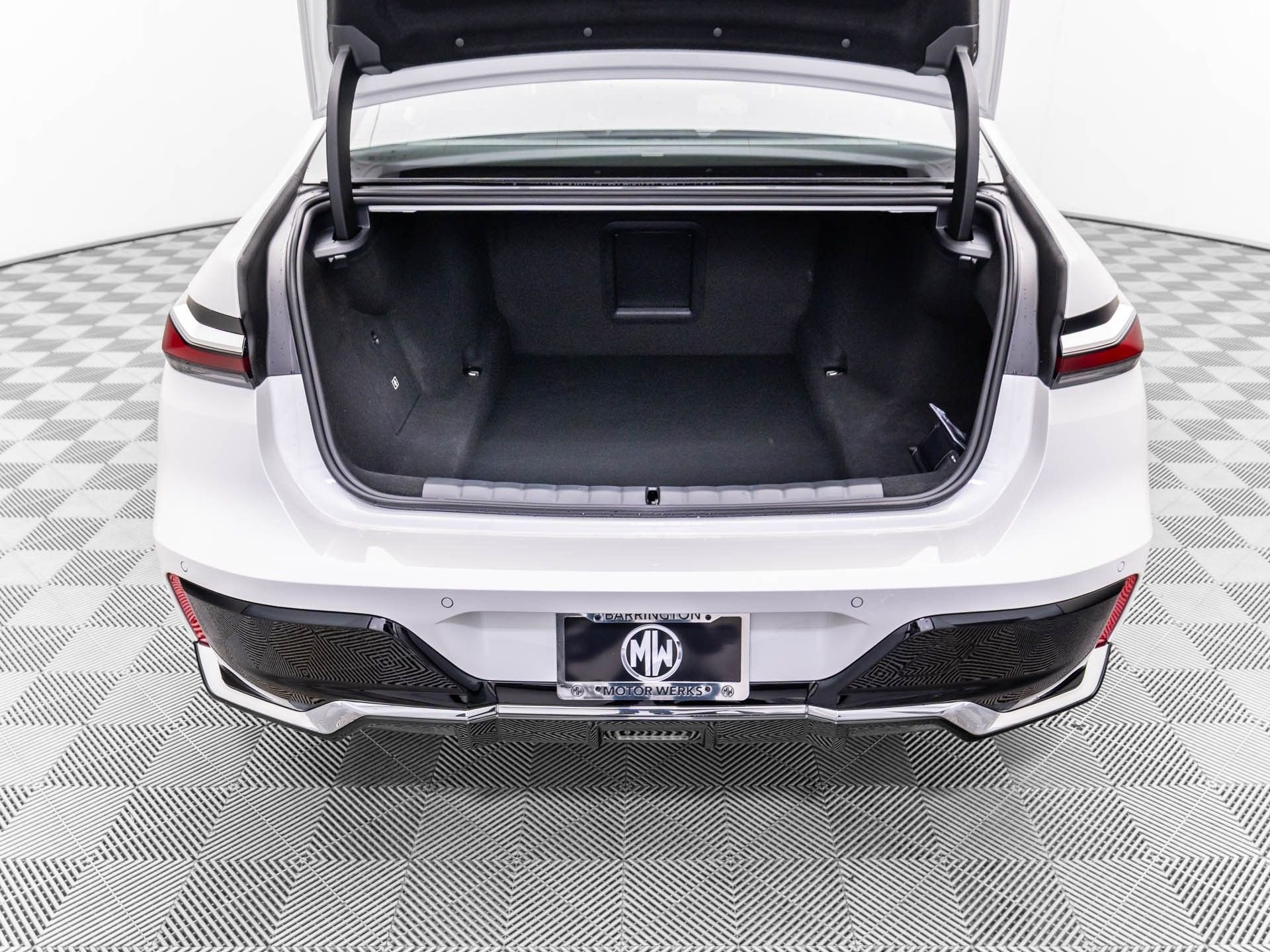 2025 BMW 7 Series 750e - Photo 32