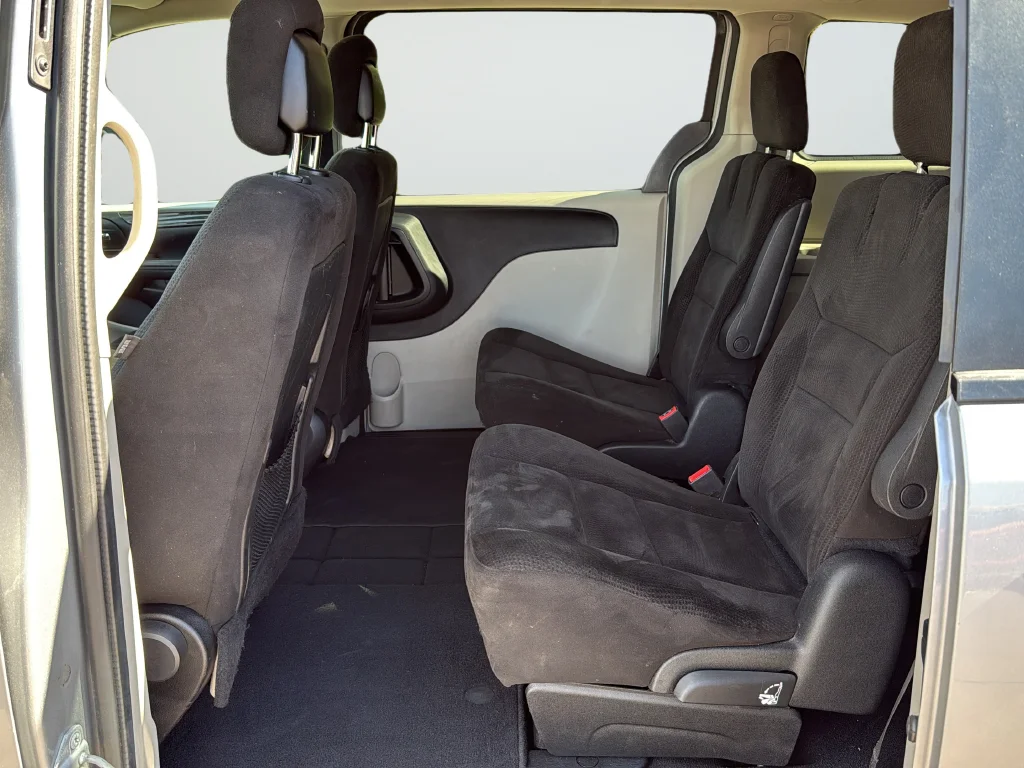 Used 2015 Silver Dodge SE image 21