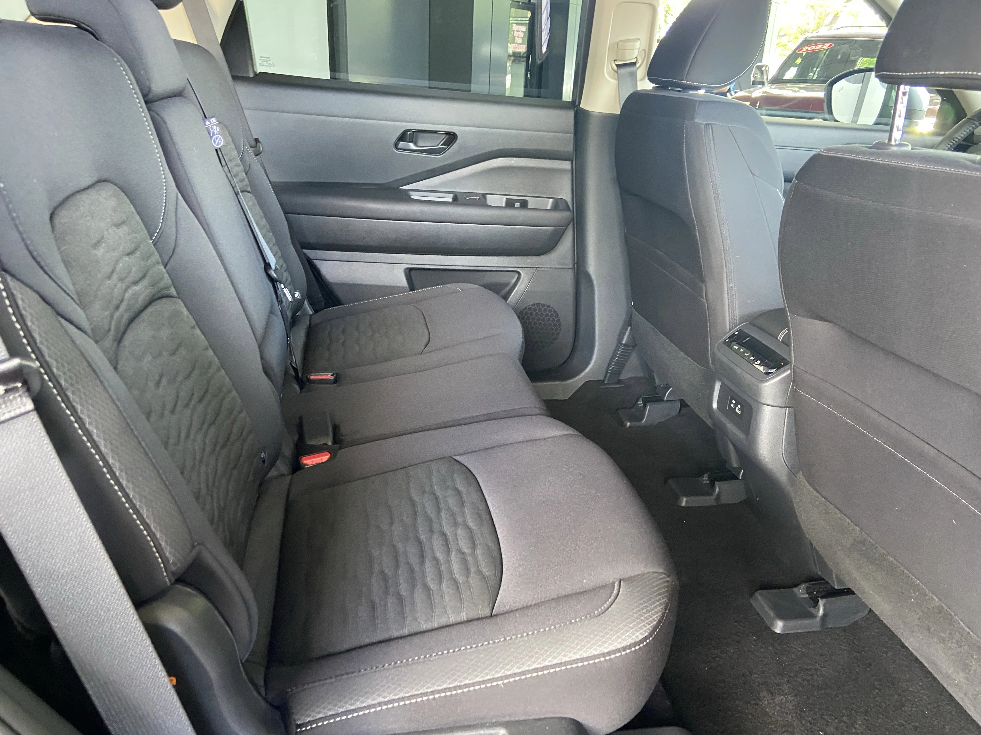2025 Nissan Pathfinder SV - Photo 29