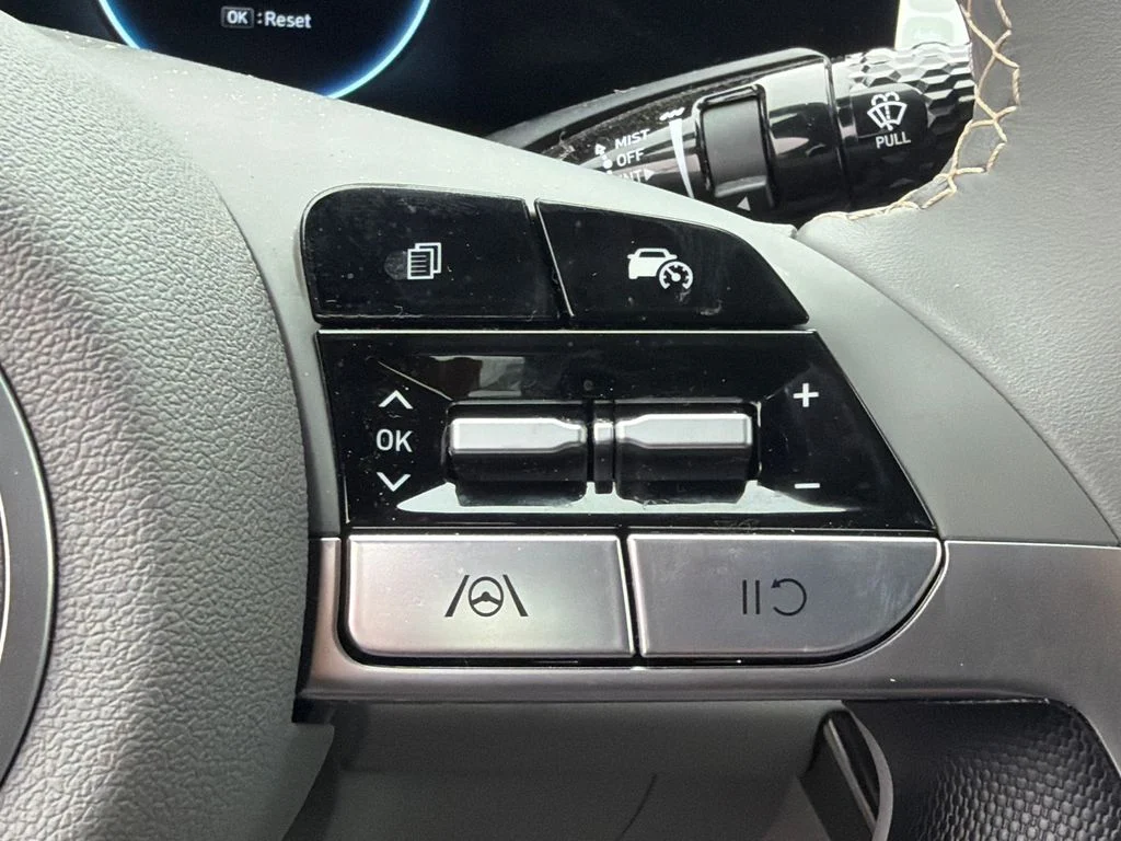Used 2025 White Hyundai SEL Sport image 25